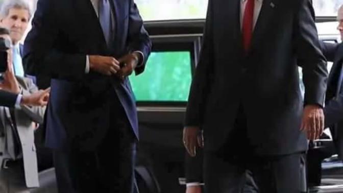 Recep Tayyip Erdoğan'ın karşısında ceketinin düğmesini ilikleyen lider lim?