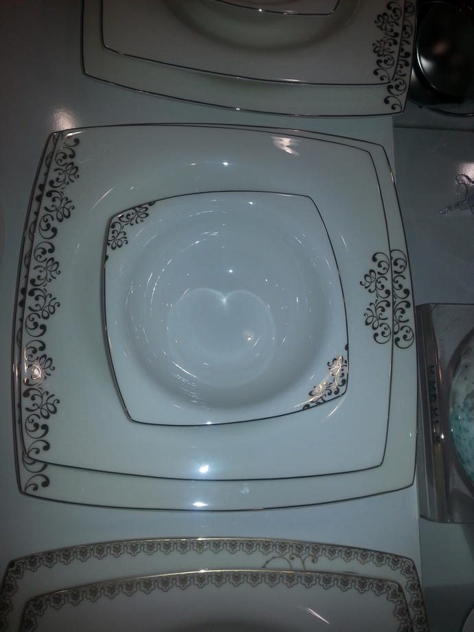 Arkadaşlar aranızda yemek takımı alan var mı? HHERKESE ARTI BİR? LÜTFEN YORUM YAPIN HANGİSİ?