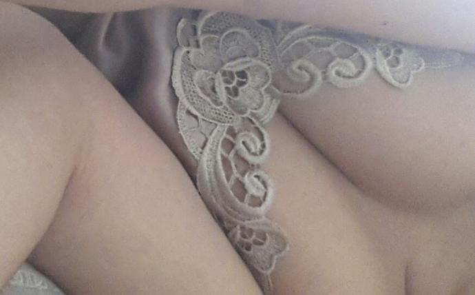 İlk gece için bu göğüs dekoltesi fazla mı?