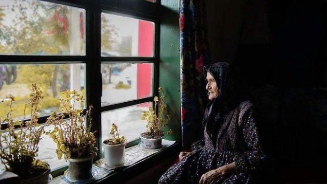 "Hep bir pencerenin kenarında mı
Yaşlanır ihtiyarlar?