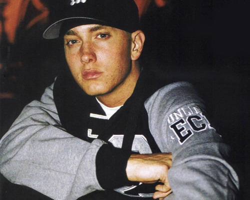 Eminem dinlemek sizcede ergence değil mi?
