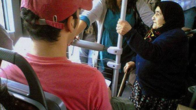 Otobüste dolmuşta yaşlılara yer verirmisiniz?