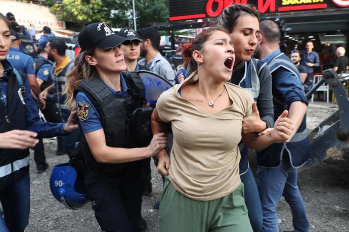 kadın Türk polisi