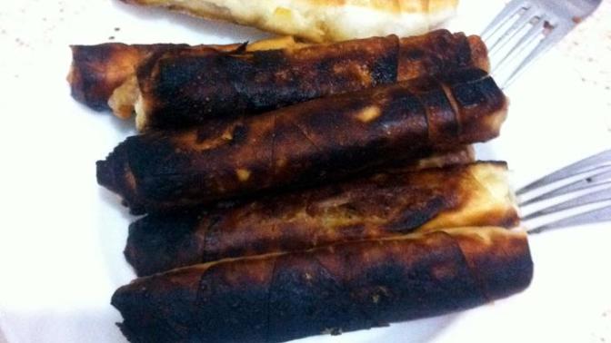 Böreği yaktım mı acaba? Böyle yeyilir mi?