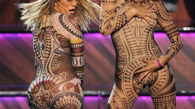 Amerikan Müzik Ödülleri gecesinde Jennifer Lopez'in giydiği kıyafetleri nasıl buldunuz?