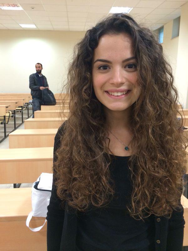 Sarışın mavi gözlü kız mı yoksa Esmer kıvırcık kara gözlü kız mı