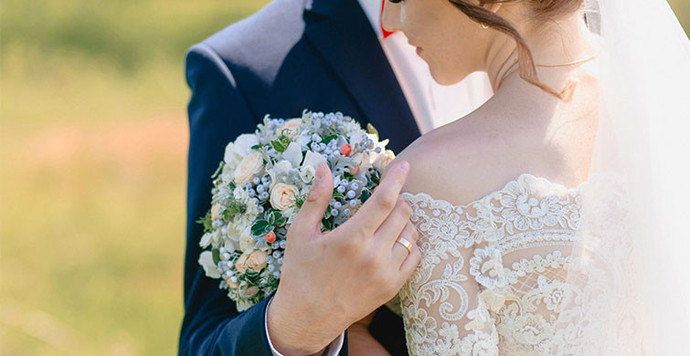 Üvey kardeşimle bana nikah düşer mi?
