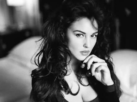 Monica Belluci çok seksi değil mi?