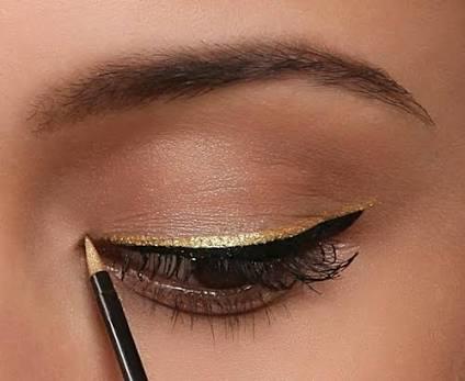 Renkli eyeliner?