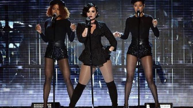 Sizce demi lovato'nun fiziği nasıl?