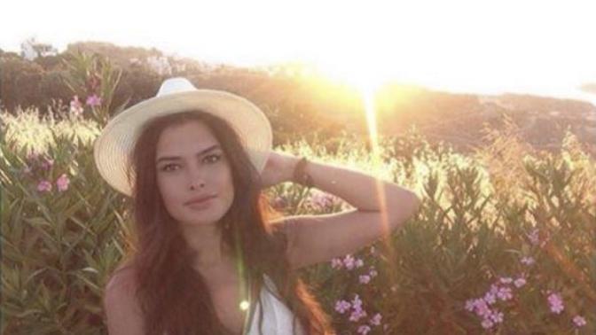 Ya bu kız sizce de çok güzel değil mi (resimlü ule :) ) ?