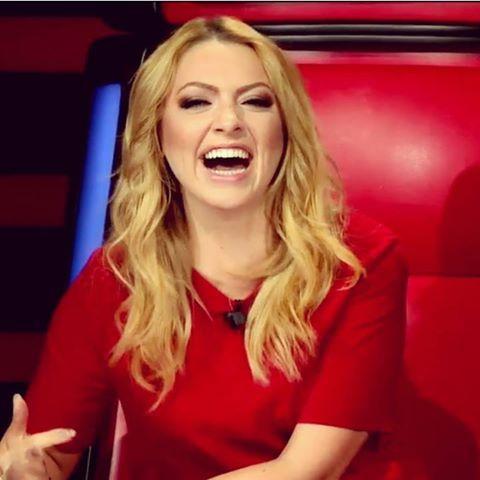 Hadise neden sürekli dişlerini gösterme çabasında?