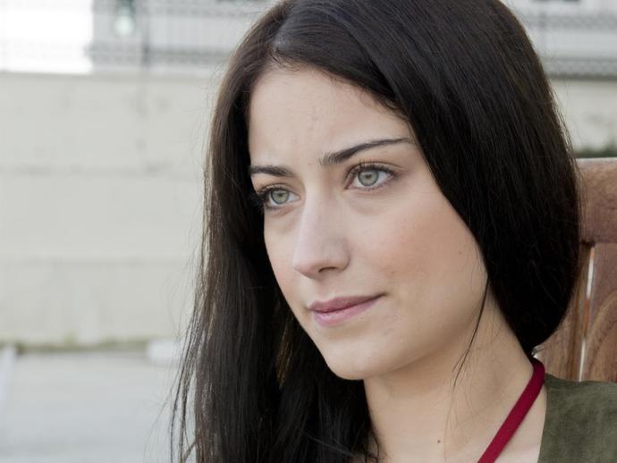 Hazal Kaya aslında kumral mı esmer mi?