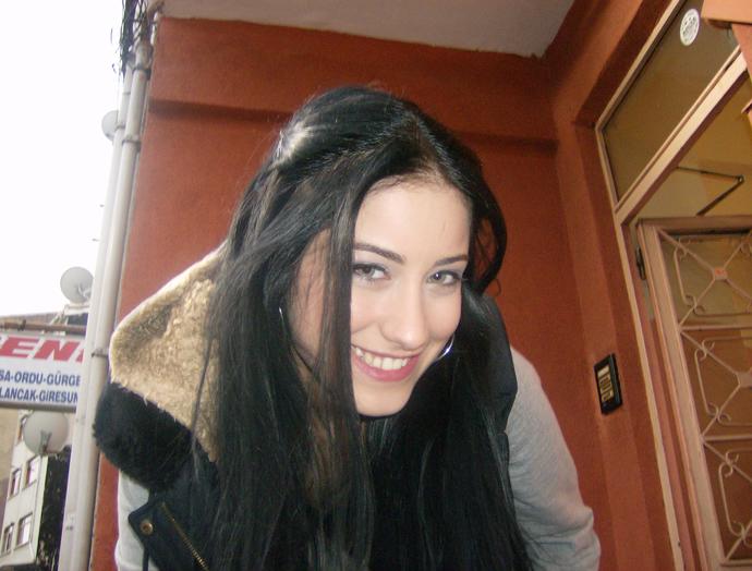 Hazal Kaya aslında kumral mı esmer mi?