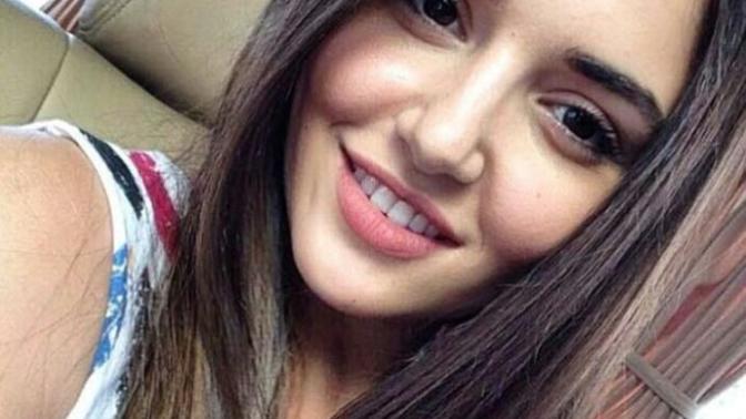 Bu kız oyuncu ve çok güzel değil mi?