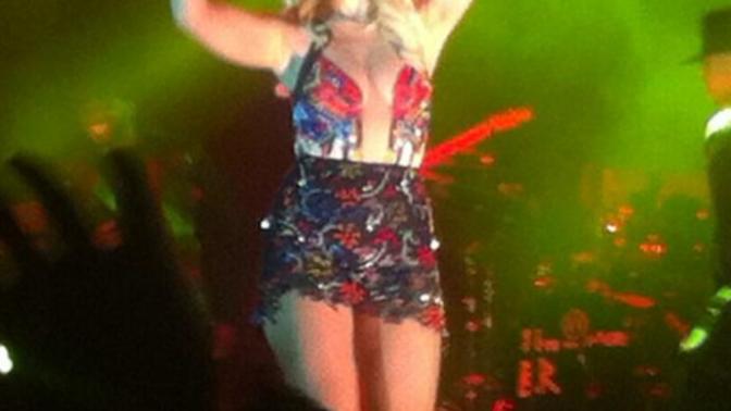 Hadise ic camasir giymiyor mu?