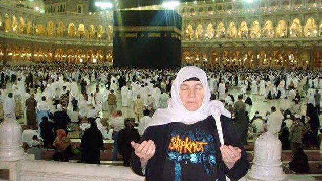 slipknot tişörtü ile hac vazifesini yerine getirebilir miyiz?