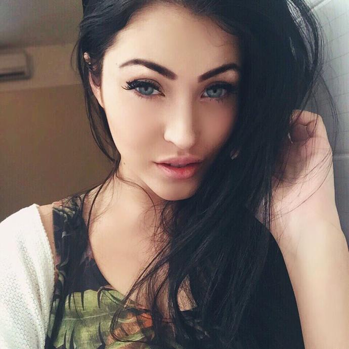 Sizce de Claudia Alende Megan Fox'a çok benzemiyor mu?