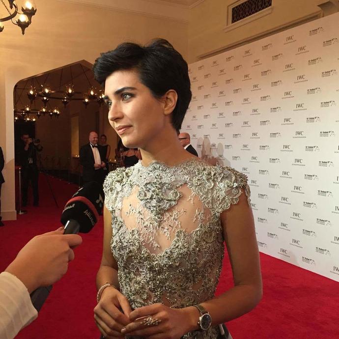 Tuba Büyüküstün'ün göğüsleri mi yok bana mı öyle geldi?