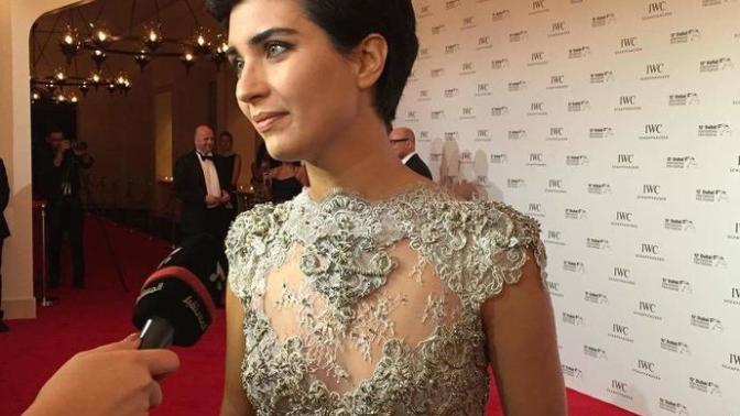 Tuba Büyüküstün'ün göğüsleri mi yok bana mı öyle geldi?