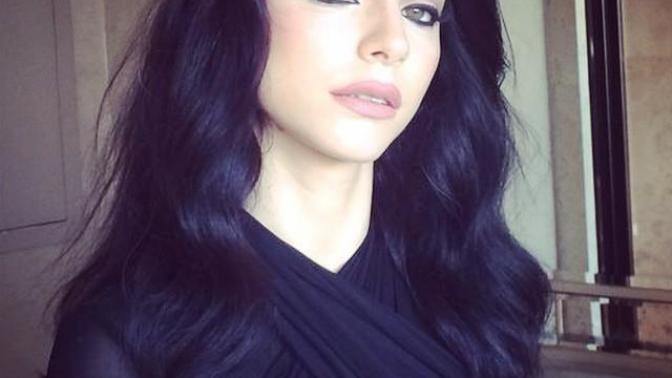 Sarışın var esmer var kumral varda beyaz tenli siyah saçlı ne peki?