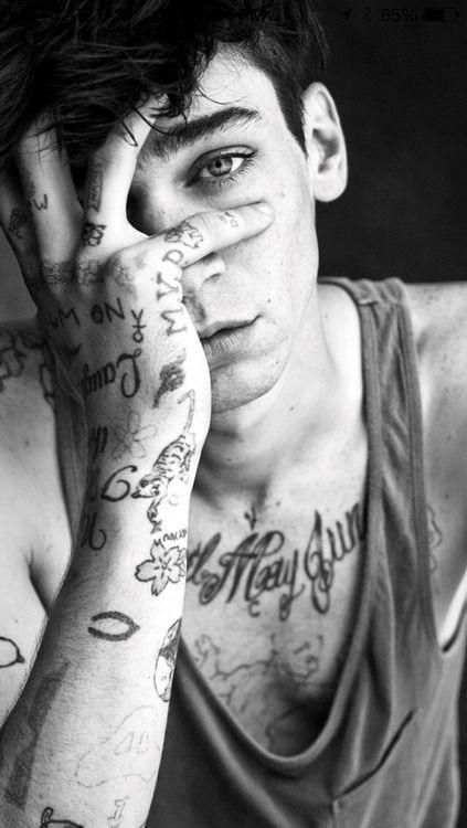 Kız da ya da erkek de farketmez, sizce tattoo olmalı mı olmamalı mı?