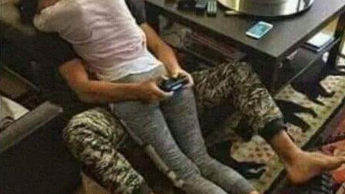 Şu durumda oyun oynayan çocuk mu daha geri zekalı yoksa hâlâ sarılan kız mı?