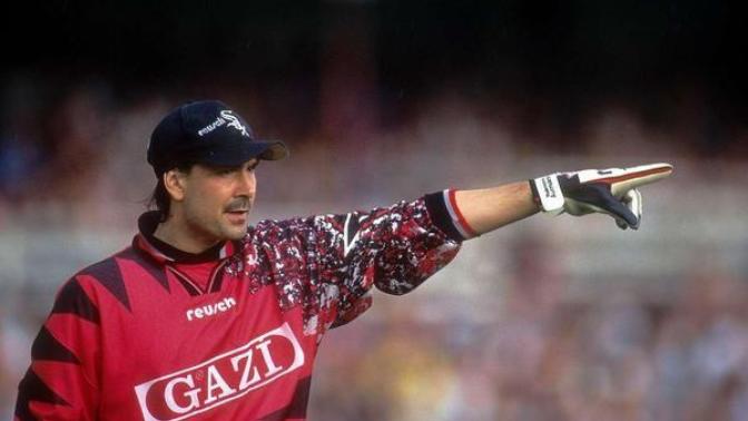 Besiktas'in surekli sapka takan kalecisi Aumann'i hatirliyor musunuz :)?