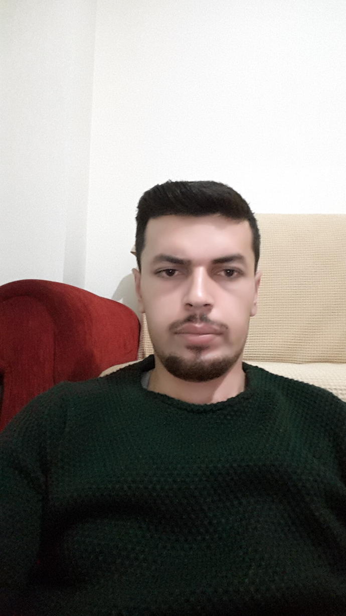 Kızlar, Kızlar sizce kafam çok mu büyük.? birde nasıl bir saç kesimi uygun olur.?