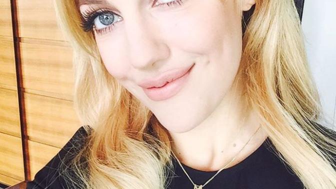 Meryem uzerli sarı/ kızıl saç hangisi daha çok yakışıyor?
