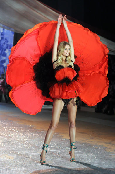 En güzel kapışma: Bu üç Victoria's Secret mankeninden hangisi daha seksi/güzel?