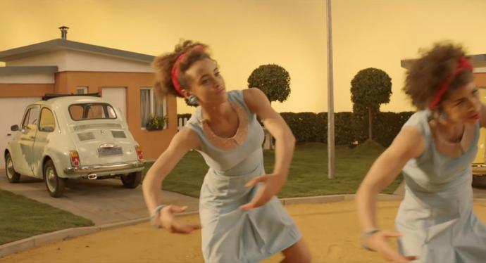 Stromae'nin Papaoutai klibindeki bu melez dansçının ismini bilen var mı?