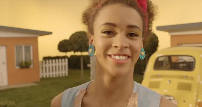 Stromae'nin Papaoutai klibindeki bu melez dansçının ismini bilen var mı?