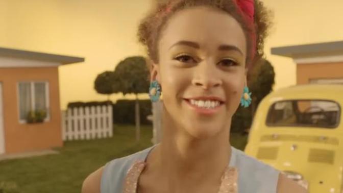 Stromae'nin Papaoutai klibindeki bu melez dansçının ismini bilen var mı?