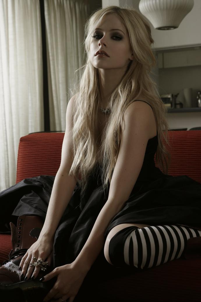Elçin sangu VS Avrıl lavigne hangisi güzel arkadaşlar?