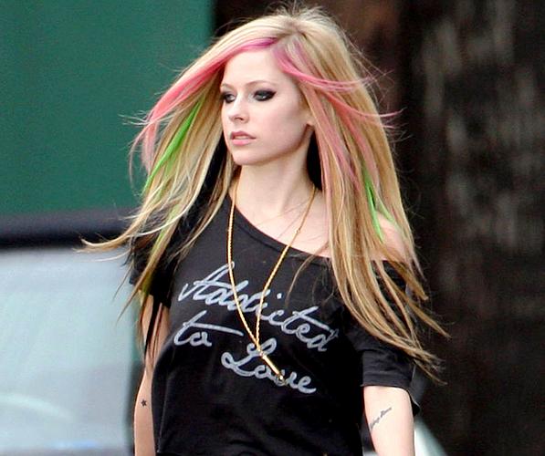 Elçin sangu VS Avrıl lavigne hangisi güzel arkadaşlar?