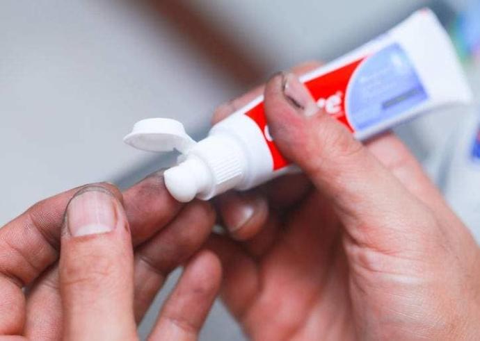Saç boyası tırnaktan nasıl çıkar?