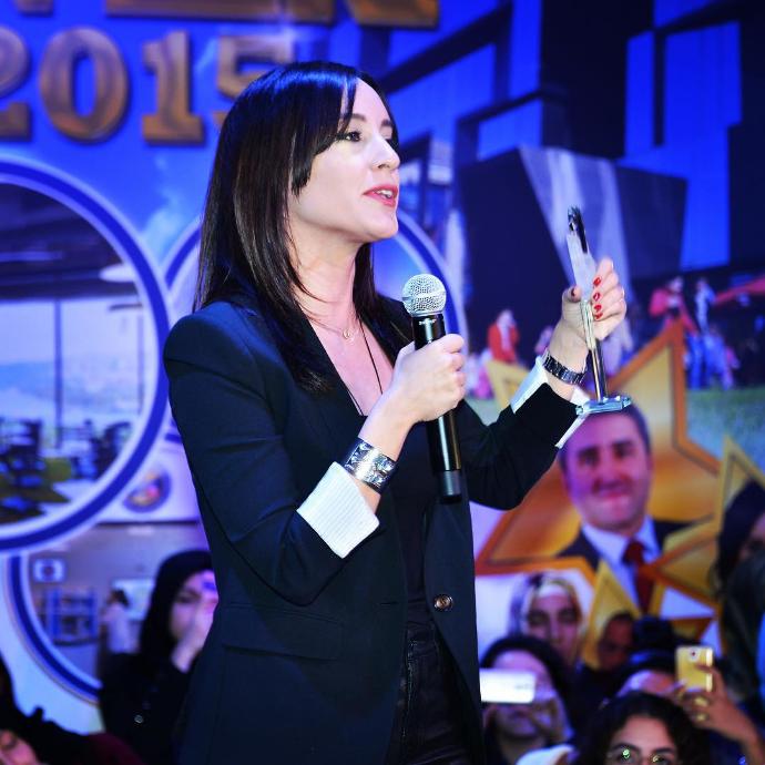 Nazlı çelik in sacları ne renk?