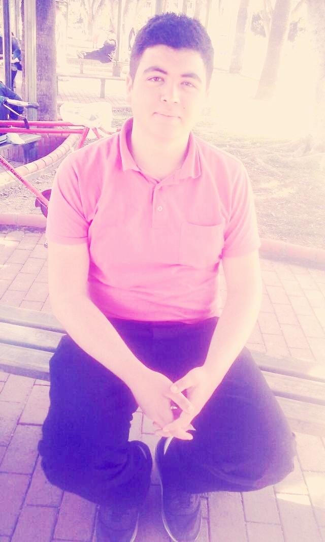 Arkadaşlar neden sevgilim olmuyor :(  :( :( :( :( :( çokmu tipsiz biriyim :( :( ?