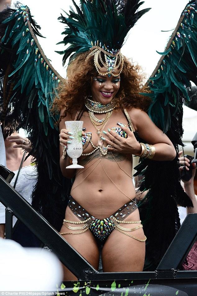 Rihanna diye abartiyorlar da bu fizik güzel mi gencler?