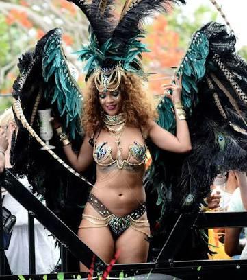 Rihanna diye abartiyorlar da bu fizik güzel mi gencler?