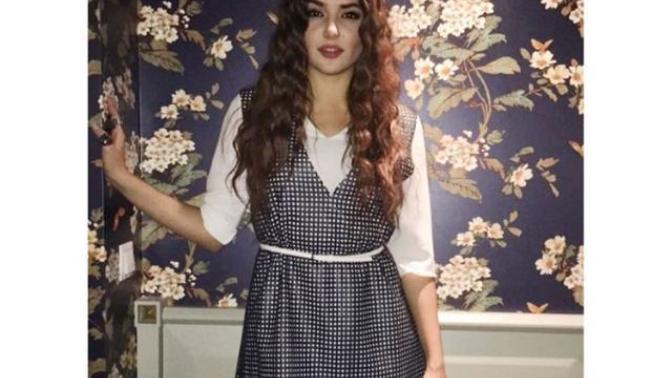 Hande Erçel Ne Renk Ruj Kullanıyor?