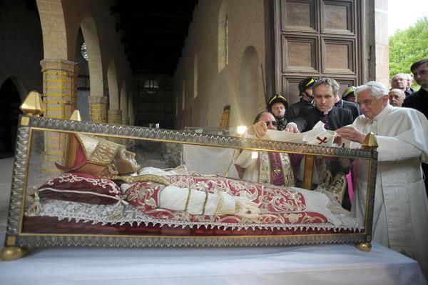 Papa Papa 5. Celestine'nin bozulmayan bedeni hakkında ne düşünüyorsunuz?