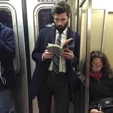 Kitap okuyan insanların ayrı bir havası yok mu?