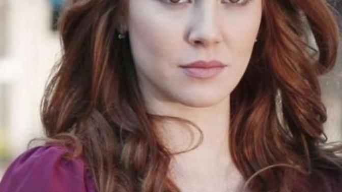 Elçin Sangu saçlarım doğal diyor ama doğal renginde boya gibi değil mi (resimli)?