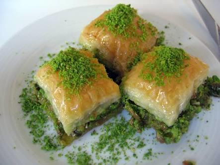 Şimdi olsaydida yeseydik dimi, baklava mı yoksa salatalık turşusu mu?
