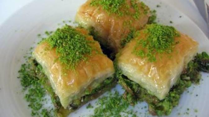 Şimdi olsaydida yeseydik dimi, baklava mı yoksa salatalık turşusu mu?