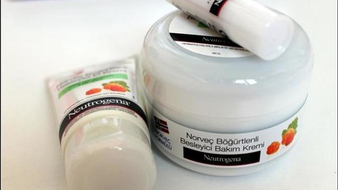 Neutrogena Norveç Böğürtlenli Dudak Nemlendiricisi kullanan var mı?