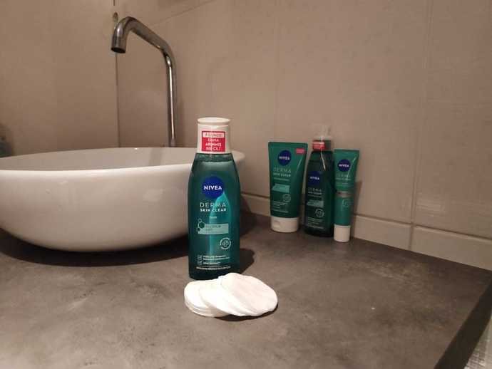 Siyah noktaları gidermek için tonik mi etkilidir yoksa peeling mi?