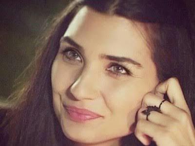 Sizce Hande Erçel mi daha güzel yoksa Tuba büyüküstün mü?